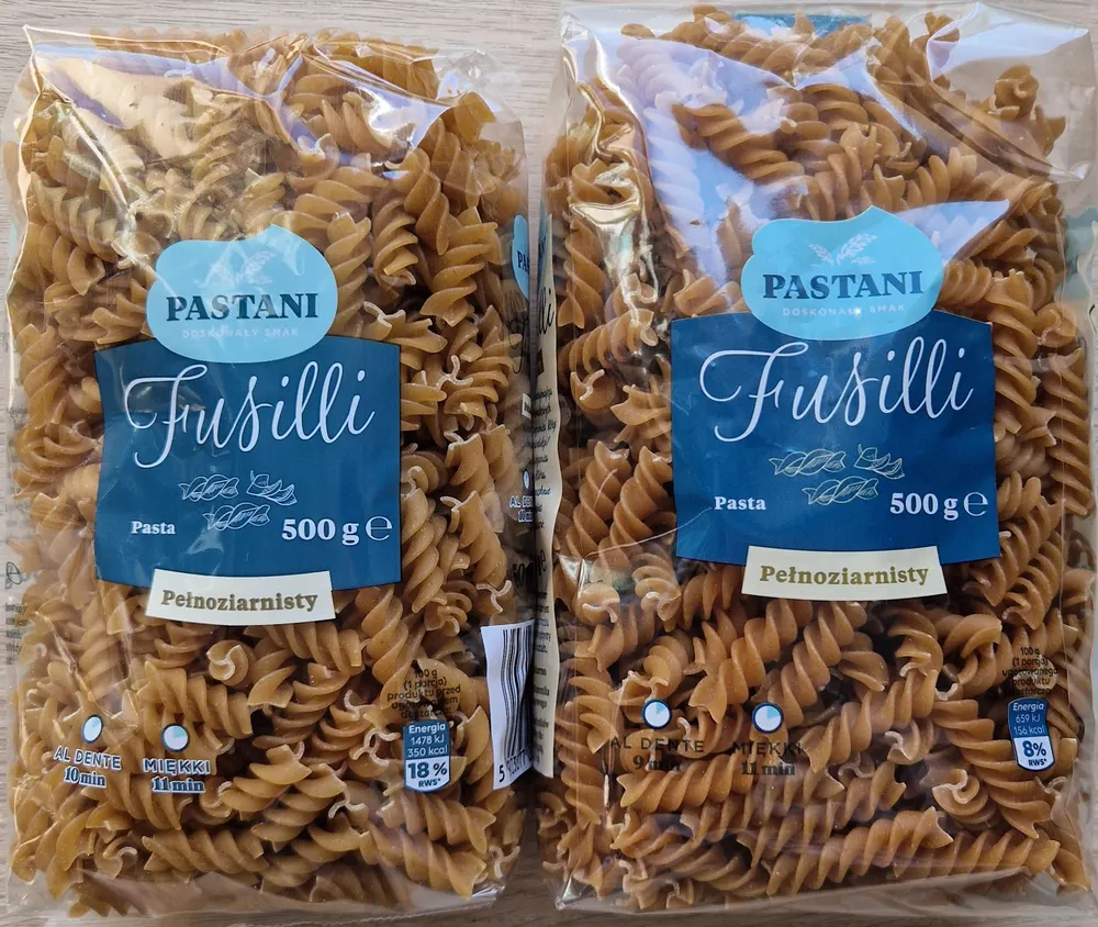 Dwa opakowania makaronu Pastani Fusilli pełnoziarnisty 500 g leżące obok siebie